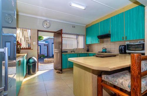 Pearly Beach House | Cosy Pearly Spacious Getaway with Jacuzzi, Braai
