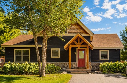 Utterson Cottage | Cottage 24 | Pet-Friendly Muskoka Cottage Near Beach & Resort Amenities Sleeps 6