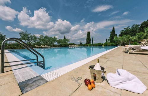 Capannoli Apartment | Country House in Tuscany with Pool and Olive Grove