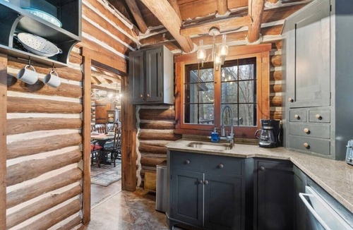 East Stroudsburg Cabin | Coziest Creek Cabin- Idyllic, Authentic, Poconos