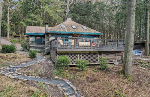 East Stroudsburg Cabin | Coziest Creek Cabin- Idyllic, Authentic, Poconos