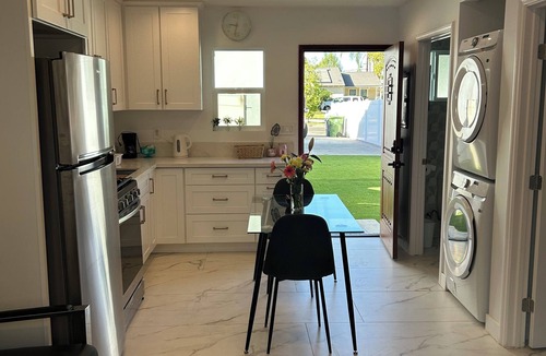 Winnetka Apartment | Cozy 1-bedroom apartment in Los Angeles with AC