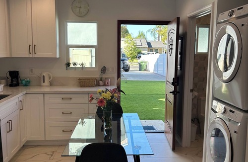 Winnetka Apartment | Cozy 1-bedroom apartment in Los Angeles with AC