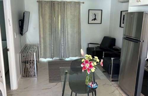Winnetka Apartment | Cozy 1-bedroom apartment in Los Angeles with AC