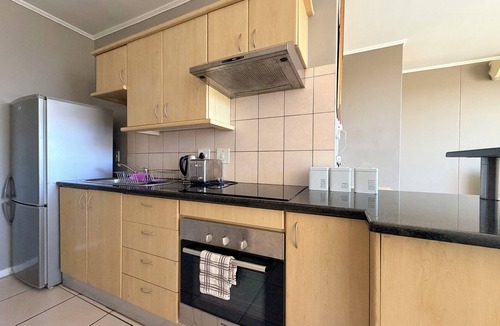 Century City Apartment | Cozy 1-bedroom apartment with AC in The Island Club