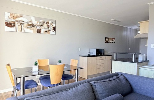 Century City Apartment | Cozy 1-bedroom apartment with AC in The Island Club