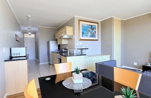 Century City Apartment | Cozy 1-bedroom apartment with AC in The Island Club