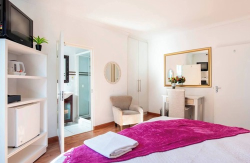 Paarl Bed & Breakfast | Cozy 1-bedroom bed & breakfast in superb Paarl with AC