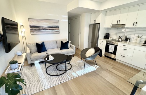 North Vancouver House | Cozy 1-bedroom garden suite in Moodyville