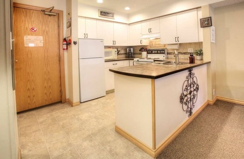 Whistler Creekside Apartment | Cozy 1BR: Sleeps 4,Pool,Hot Tub,BBQ,Free Parking & Near Valley Trail!