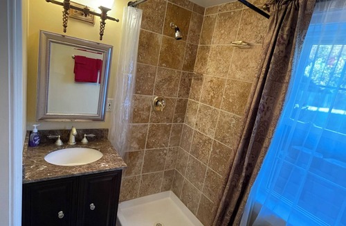 Norwood Park House | Cozy 1BR with Full Bath & Your Own Entrance, and convenient parking