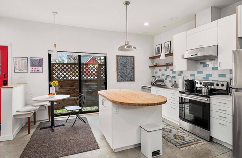 West Woodland House | Cozy 2 Bedroom Home in Ballard Seattle