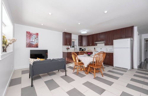 Central Lonsdale House | Cozy 2B Suite in Great Location Near Trails & Shop