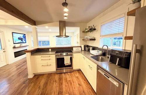Lower Lonsdale House | Cozy 3BDR Heritage House close to Beaches, Mountains & Downtown