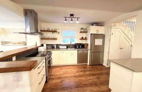 Lower Lonsdale House | Cozy 3BDR Heritage House close to Beaches, Mountains & Downtown