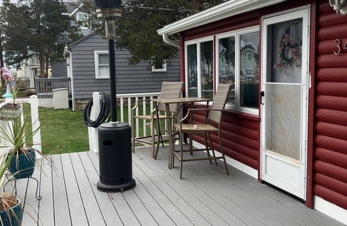 Misquamicut Cottage | Cozy adorable log-cabin cottage at the beach