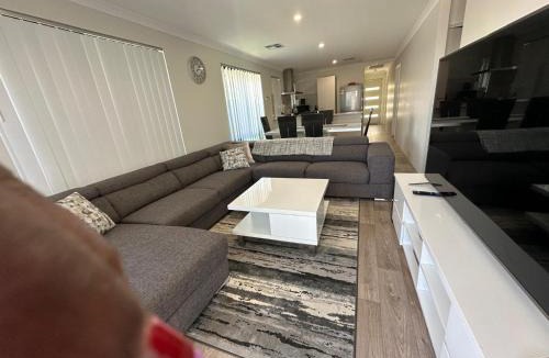 Baldivis House | Cozy and Compact Holiday and Business Home