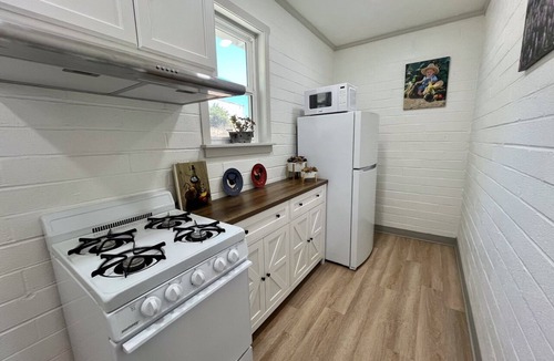 Somis House | Cozy and Peaceful 1-bedroom Farmhouse in Somis