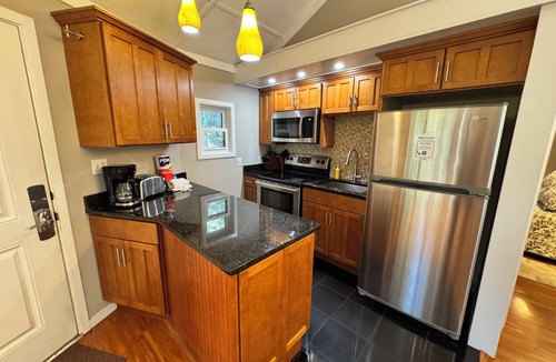 Night Heron House | Cozy and Stylish Night Heron Retreat with Lagoon View and Private Hot Tub