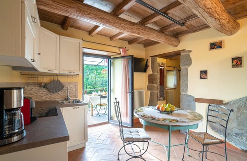 Castel Focognano Apartment | Cozy apartment in Castel Focognano -AR-