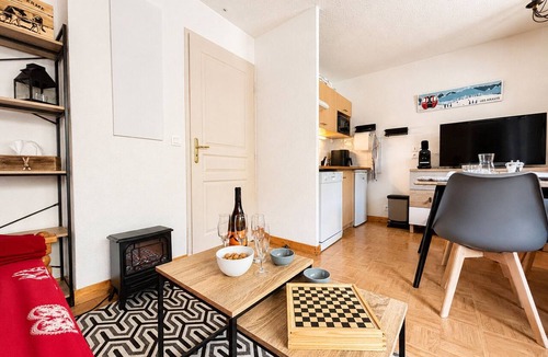 Flumet Apartment | Cozy apartment at the foot of the slopes with pool and pets allowed