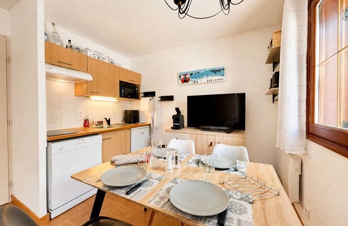 Flumet Apartment | Cozy apartment at the foot of the slopes with pool and pets allowed