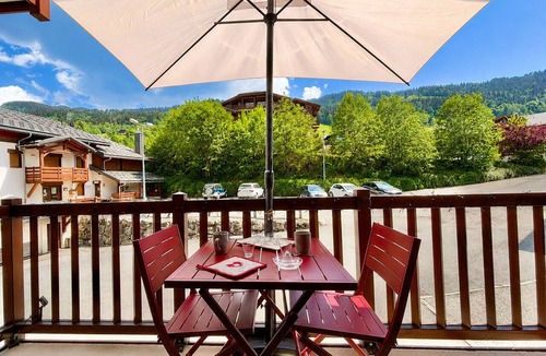 Flumet Apartment | Cozy apartment at the foot of the slopes with pool and pets allowed