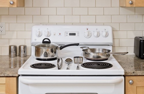 Vancouver Apartment | Cozy 2BR BSMT Suite Near Grouse Mt. and Edgemont.