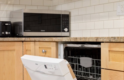 Vancouver Apartment | Cozy 2BR BSMT Suite Near Grouse Mt. and Edgemont.