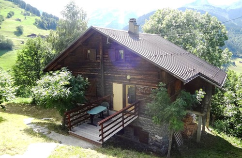 Beaufort Ski Chalet | Cozy chalet for 10 with fireplace and internet, close to slopes