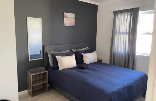 Muizenberg Apartment | Cozy corner apartment Muizenberg