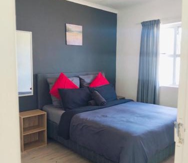 Muizenberg Apartment | Cozy corner apartment Muizenberg