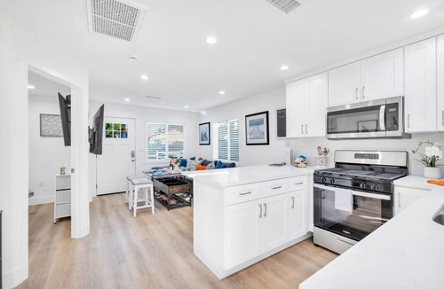 Thousand Oaks House | Cozy Cottage, Brand NEW, Private Yard, Walk to All