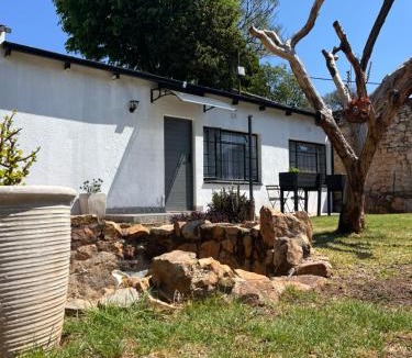 Greater Johannesburg Metropolitan Area Apartment | Cozy Cottage on 5th Avenue