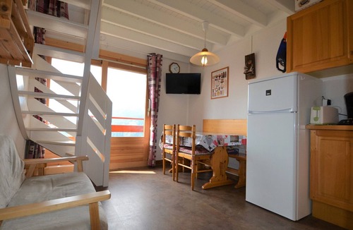 Cohennoz Apartment | Cozy duplex for 5 near slopes with parking at Espace Diamant
