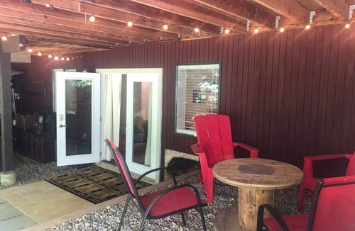 Caulfeild House | Cozy garden level suite near Stearman beach, the North Shore mountains and more!