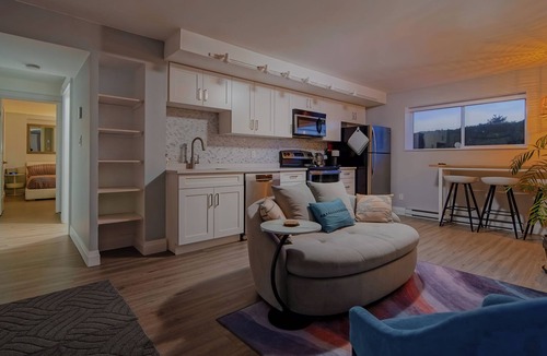 Upper Lonsdale House | Cozy Getaway in North Van - The Ideal Base for Experiencing BC's Best!