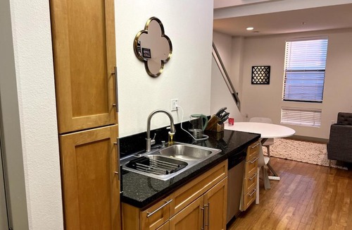 Pico Apartment | Cozy loft in heart of Santa Monica FREE Parking