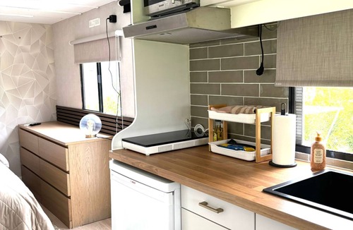 Heerhugowaard Ski Chalet | Cozy mobile home with terrace near the beach & Alkmaar
