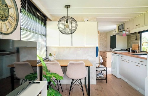 Heerhugowaard Ski Chalet | Cozy mobile home with terrace near the beach & Alkmaar