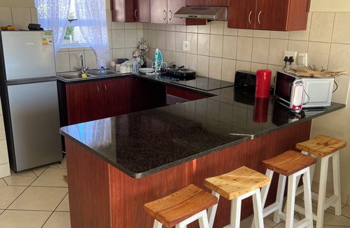 Muizenberg Apartment | Cozy Muizenberg Holiday Home (near Surfers Corner Beach)