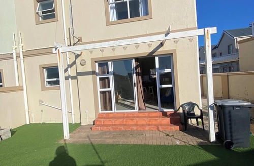Muizenberg Apartment | Cozy Muizenberg Holiday Home (near Surfers Corner Beach)