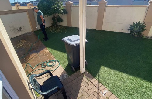 Muizenberg Apartment | Cozy Muizenberg Holiday Home (near Surfers Corner Beach)