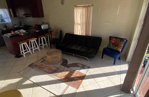 Muizenberg Apartment | Cozy Muizenberg Holiday Home (near Surfers Corner Beach)