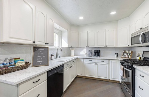 Napa House | Cozy Napa Wine Retreat-Warm & Inviting Home with Patio