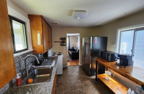 Licton Springs House | Cozy North Seattle Bungalow Fenced yard, Near I-5 & Light Rail Downtown MTR&LTR
