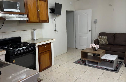 Lambeau Apartment | Cozy one bedroom garden sides