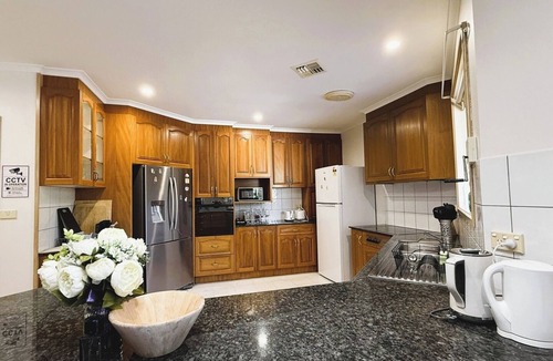 Turner House | Cozy Queen Room Near ANU and City Centre | Parking