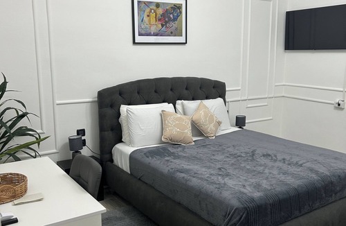 Centro Storico Apartment | Cozy Room with luxurious living room/staff available 24/7