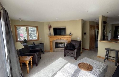 Sun Peaks Ski Chalet | Cozy Ski In & Out, 3 Level, 3 Bedroom, 3 Bath w/Hot Tub & BBQ! SPRM #1031